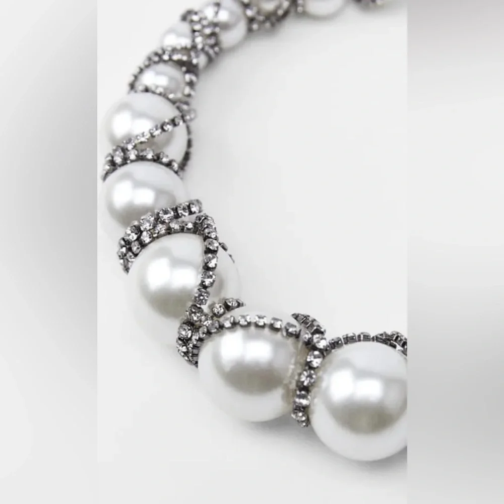 NWT. Zara Pearl and Silver Rhinestones Necklace.